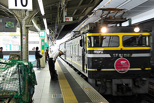 トワイライトエクスプレス大阪駅10番線入線