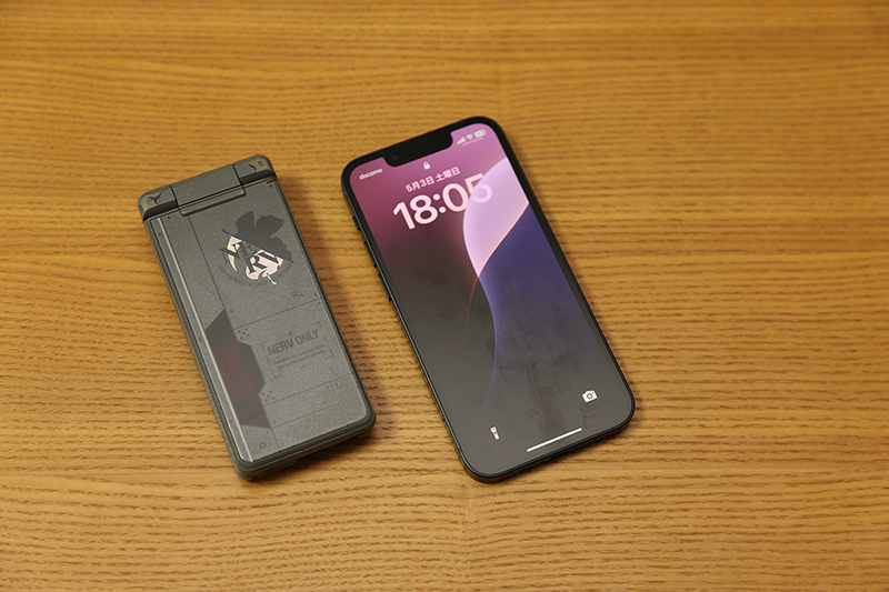SH-06A NERVとiPhone13 mini