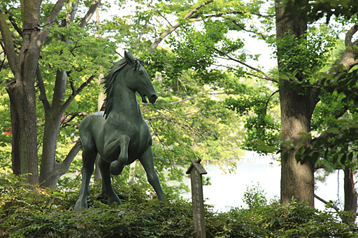 名馬「池月」の銅像