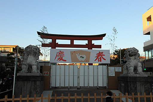 二の鳥居と工事中の段葛